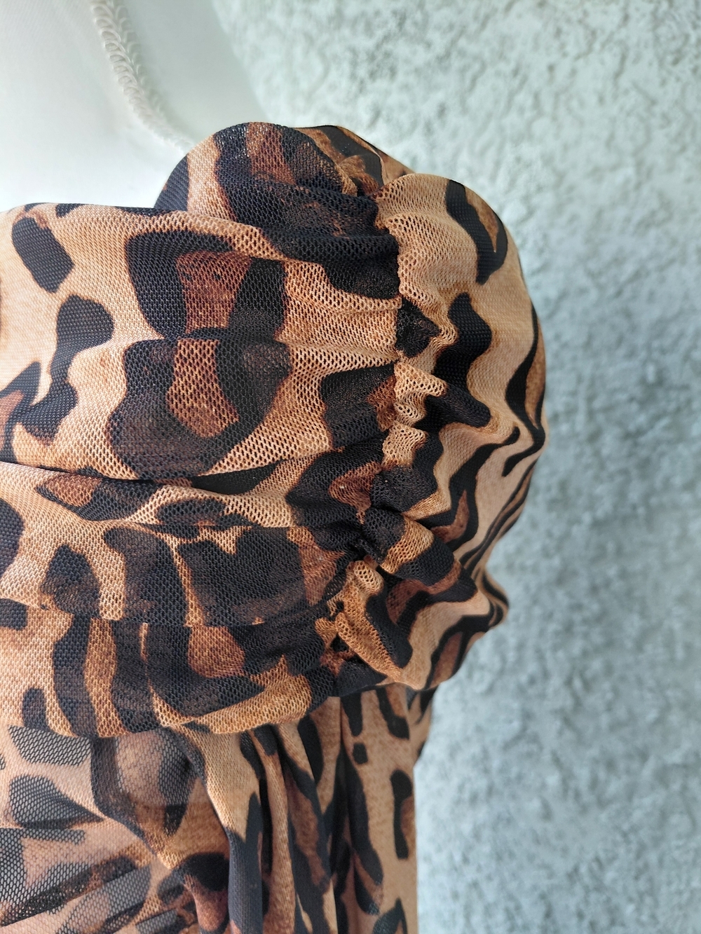 Jolie & Joy Leopard Print Off Shoulder Top Mesh Ruched Long Sleeve Size M - Picture 3 of 8